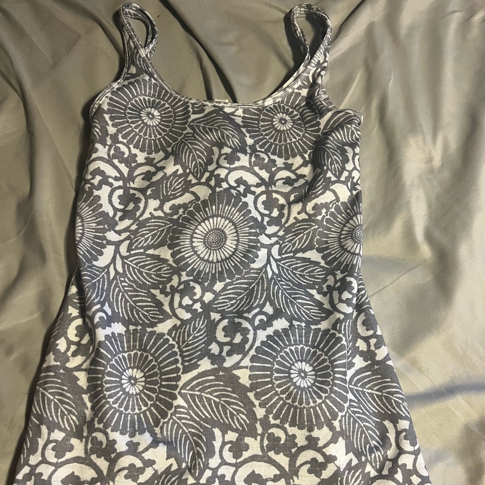 Lululemon size 6 gray and white tank
